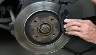 چه زمانی باید لنت های ترمز را تعویض کرد؟